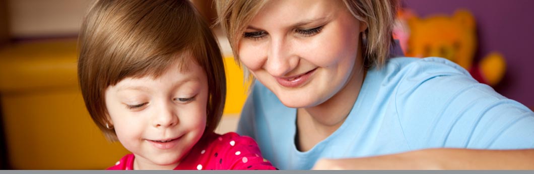 Mom reading to young girl. ©hl-studios/F1online digitale Bildagentur GmbH/Alamy